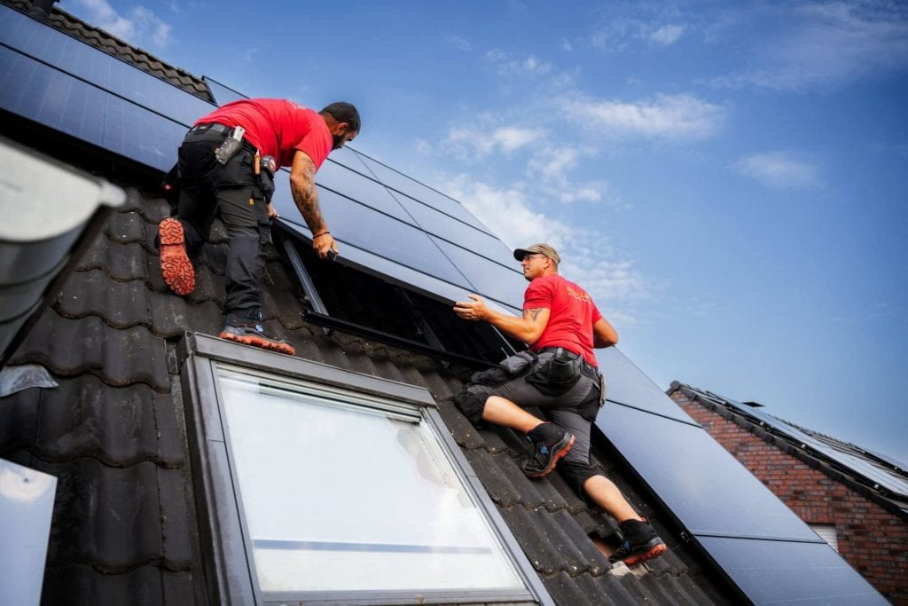 Solaranlage wird auf dem Dach installiert